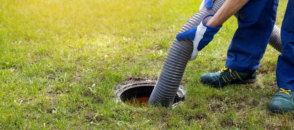 Man,Pumping,Out,House,Septic,Tank.,Drain,And,Sewage,Cleaning